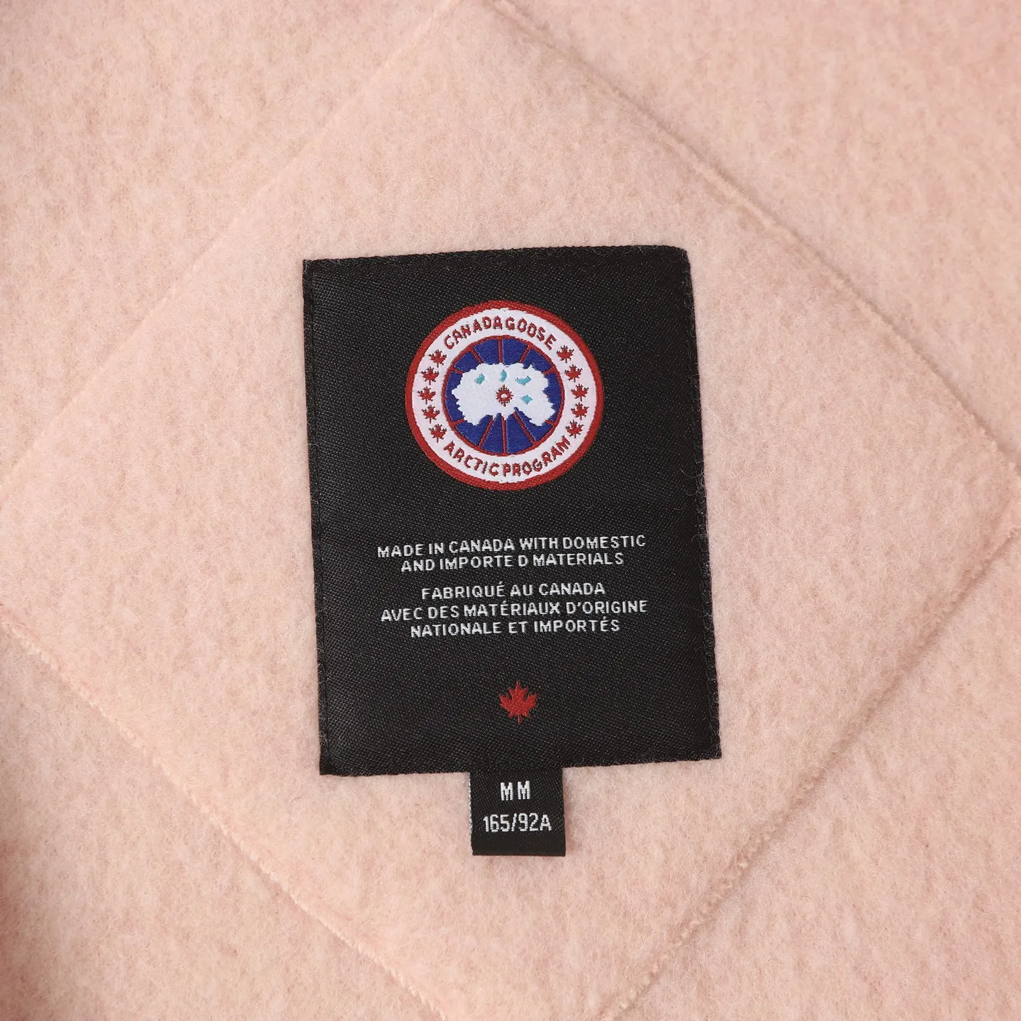 P620 Canada Goose/ Chilliwa series cashmere bomber jacket, exclusive customized wool fabric, containing 60% wool content! Super lightweight, soft and warm! The high-tech breathable space cotton liner makes the entire shape very stiff and soft, comfortable and lightweight at the same time. Breathable, soft, non-stuffy, lightweight, stylish, and non-deformable. The iconic double-stripe reflective strips are designed on the back of the collar and splicing. No detail is missed. The front placket allows you to easily cope with seasonal changes and calmly resist bad weather. High-density badges. All threaded accessories are customized. Loose fit and adjustable drawstring. Not bloated at all. Quite fashionable. It can be said to be a very unique design. This year's must-have style is for men and women. Size: S-L